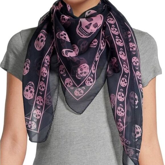 Alexander McQueen skull SILK NECKERCHIEF Scarf Wrap for men Size 104 X 1… - Picture 1 of 15